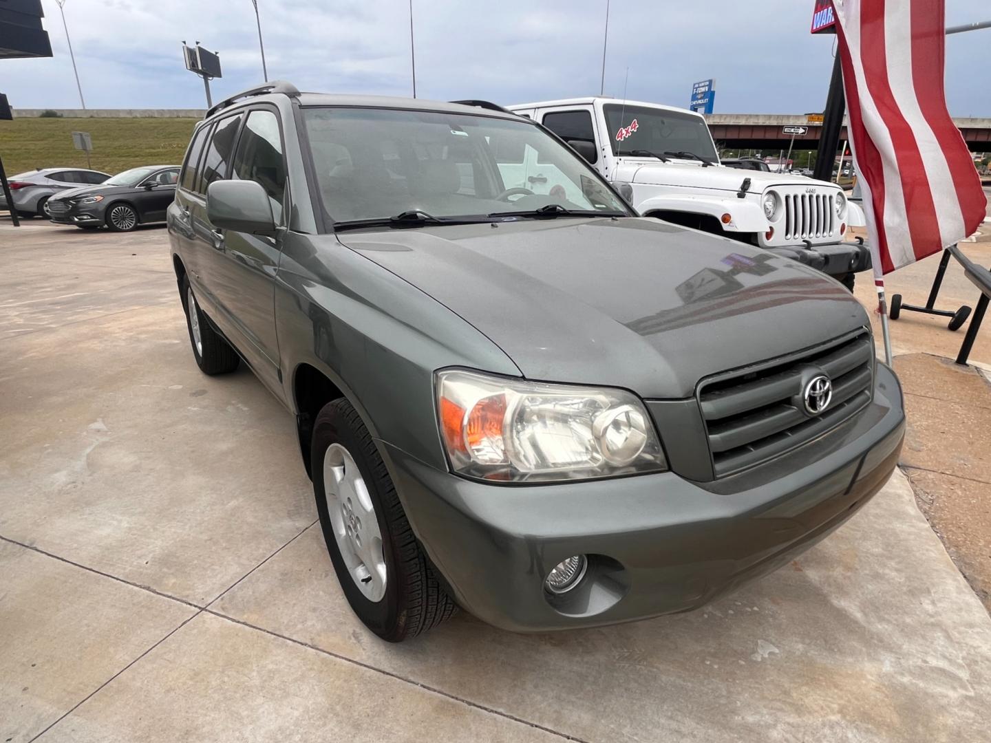 2007 GREEN TOYOTA HIGHLANDER BASE; LIM V6 2WD with 3rd-Row Seat (JTEDP21A370) with an 3.3L V6 DOHC 24V engine, 5-Speed Automatic Overdrive transmission, located at 8101 E. Skelly Dr., Tulsa, OK, 74129, (918) 592-3593, 36.121891, -95.888802 - Photo#3